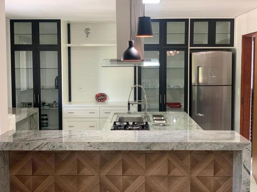  Casa com Elevado Padrão em Atibaia - Comodidade e Segurança