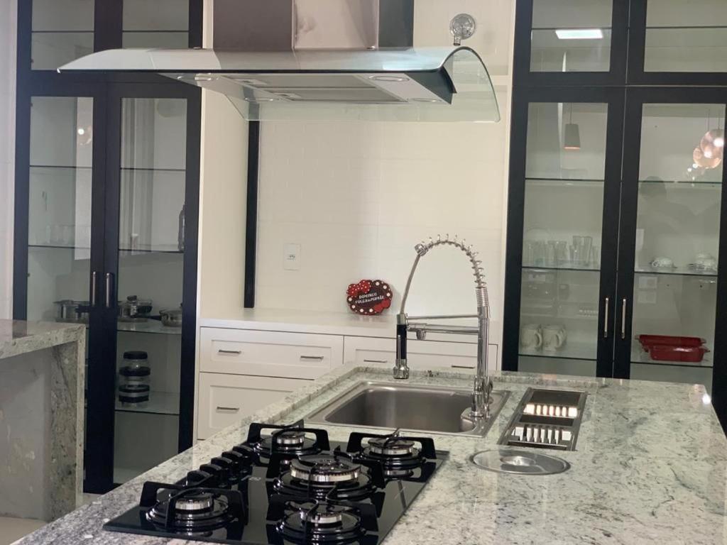  Casa com Elevado Padrão em Atibaia - Comodidade e Segurança