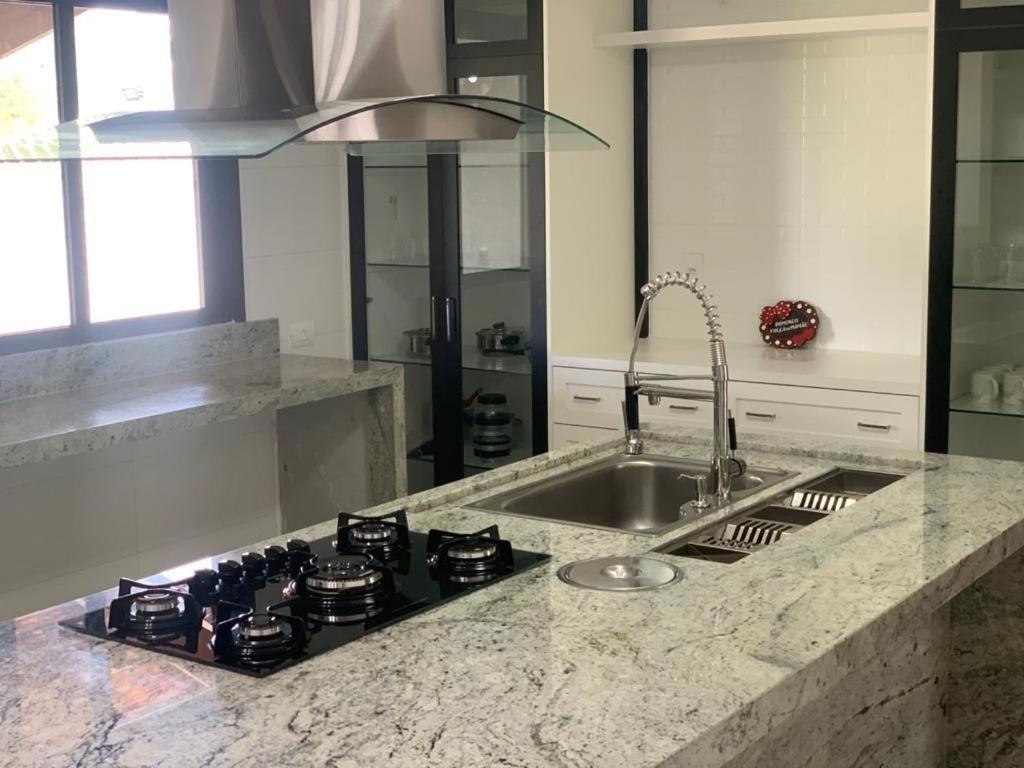  Casa com Elevado Padrão em Atibaia - Comodidade e Segurança