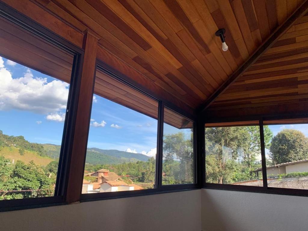  Casa com Elevado Padrão em Atibaia - Comodidade e Segurança