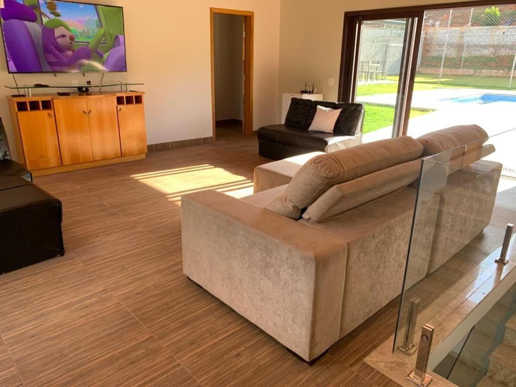  Casa com Elevado Padrão em Atibaia - Comodidade e Segurança