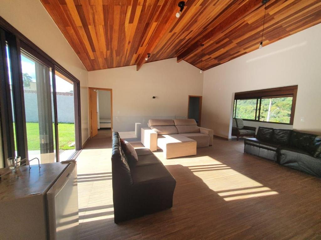  Casa com Elevado Padrão em Atibaia - Comodidade e Segurança
