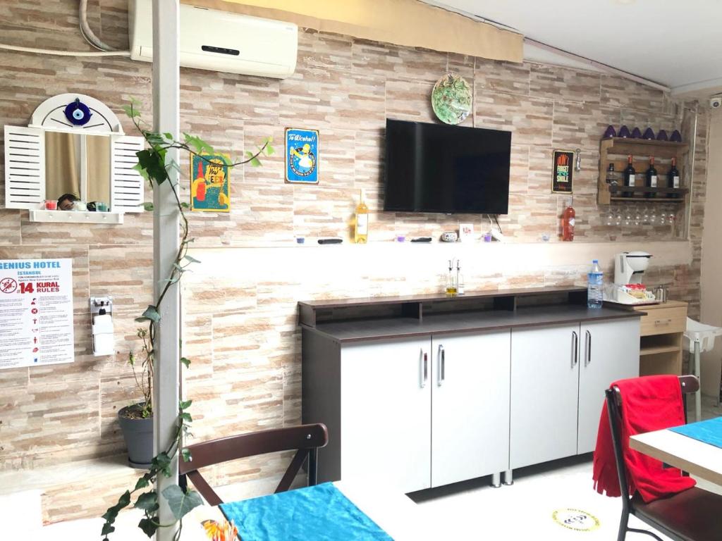 TV a/nebo společenská místnost v ubytování Genius Hotel Istanbul