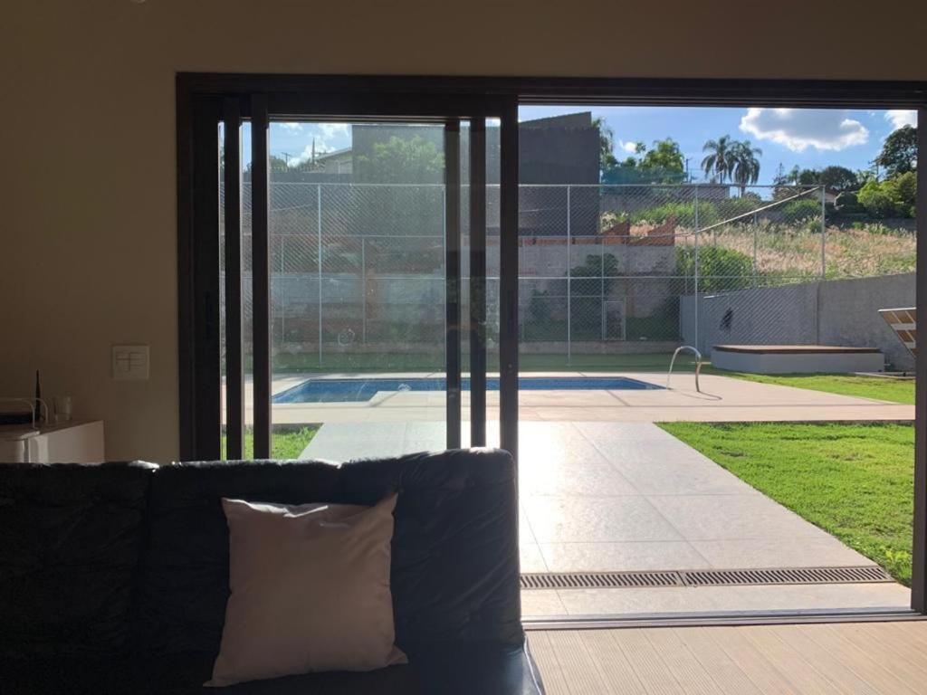  Casa com Elevado Padrão em Atibaia - Comodidade e Segurança