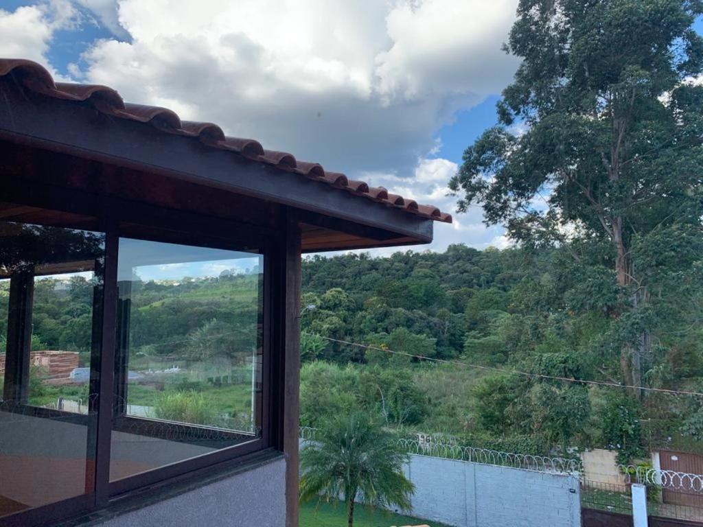  Casa com Elevado Padrão em Atibaia - Comodidade e Segurança