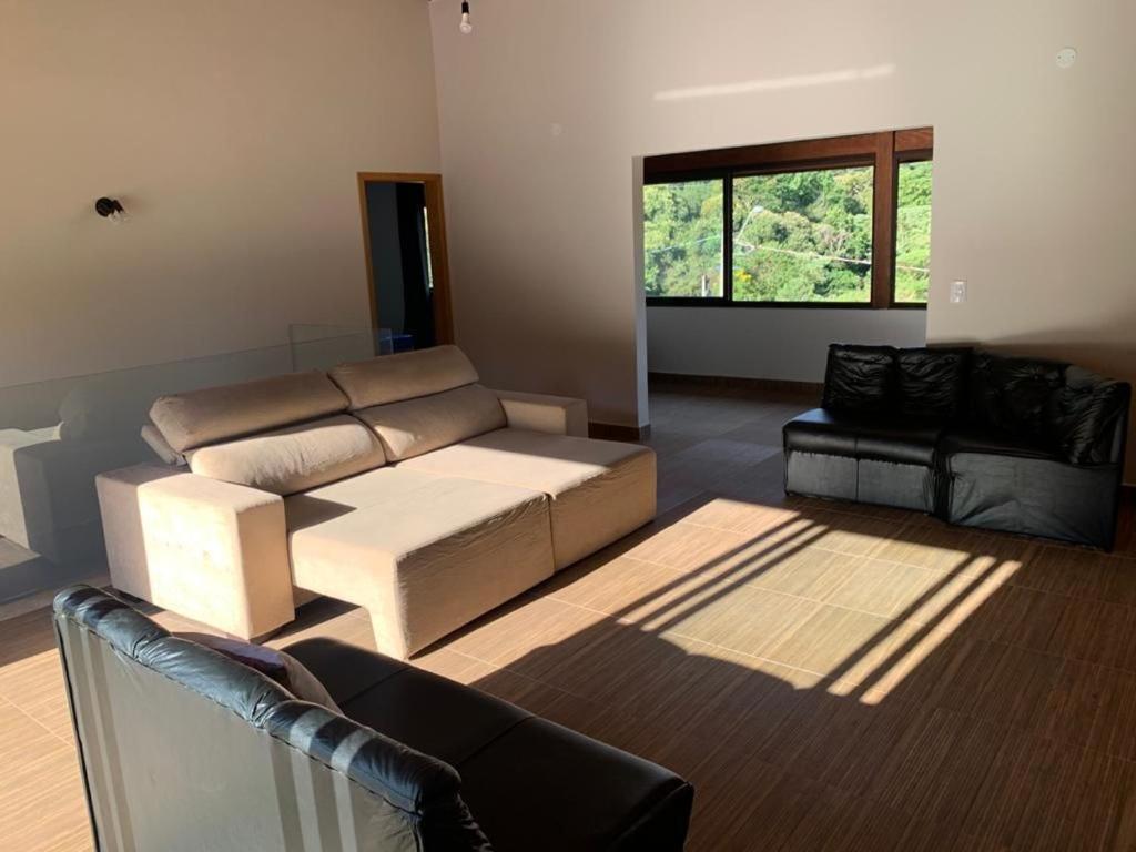  Casa com Elevado Padrão em Atibaia - Comodidade e Segurança