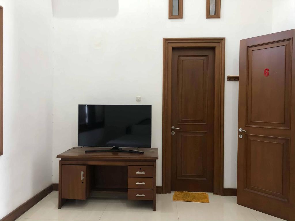TV a/nebo společenská místnost v ubytování RedDoorz at Daffi Araya