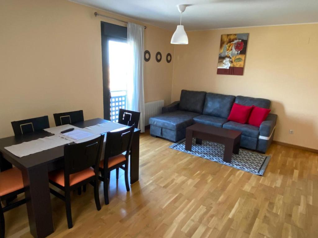 sala de estar con sofá y mesa de comedor en Apartamento del pirineo, en Salas Bajas