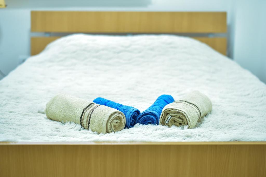 two rolled up towels sitting on a bed at Apartman Bazar in Smederevo