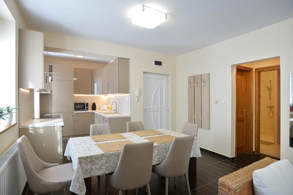 Kuchyňa alebo kuchynka v ubytovaní Family Deluxe Apartments