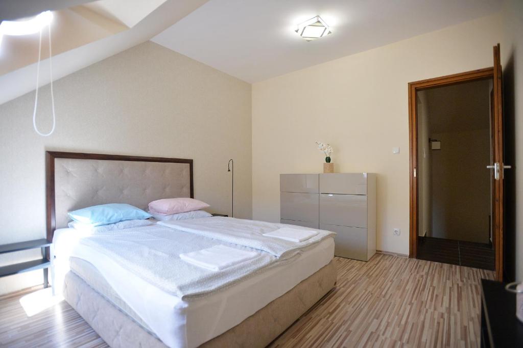 Posteľ alebo postele v izbe v ubytovaní Family Deluxe Apartments