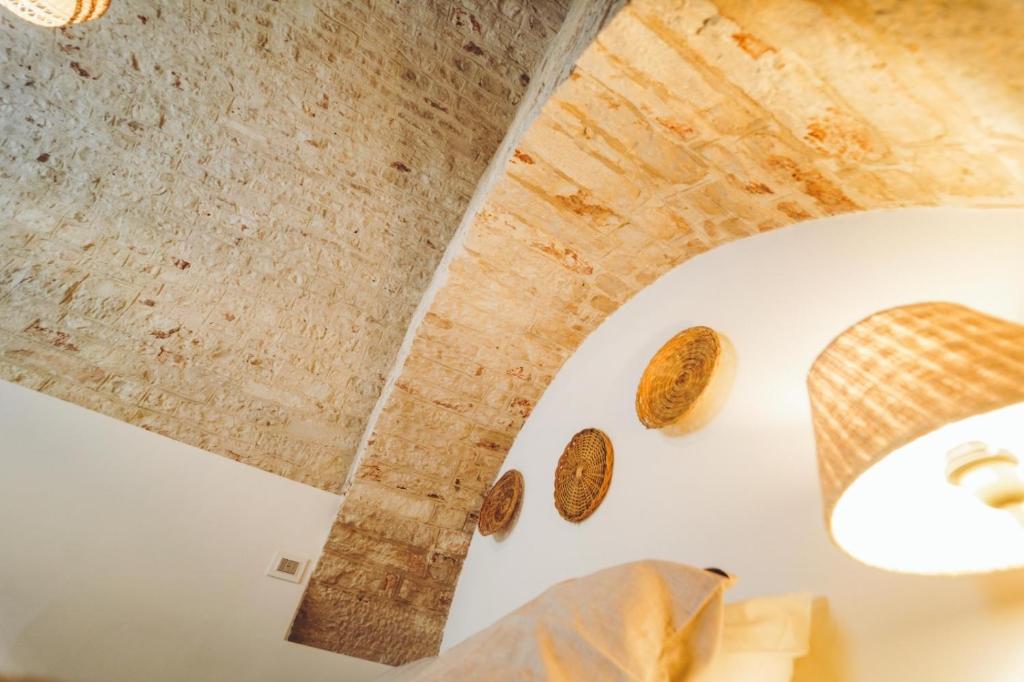 una vista in alto di un soffitto con monete di Trullo Syrah-Trulli Antì Charme & Relax ad Alberobello
