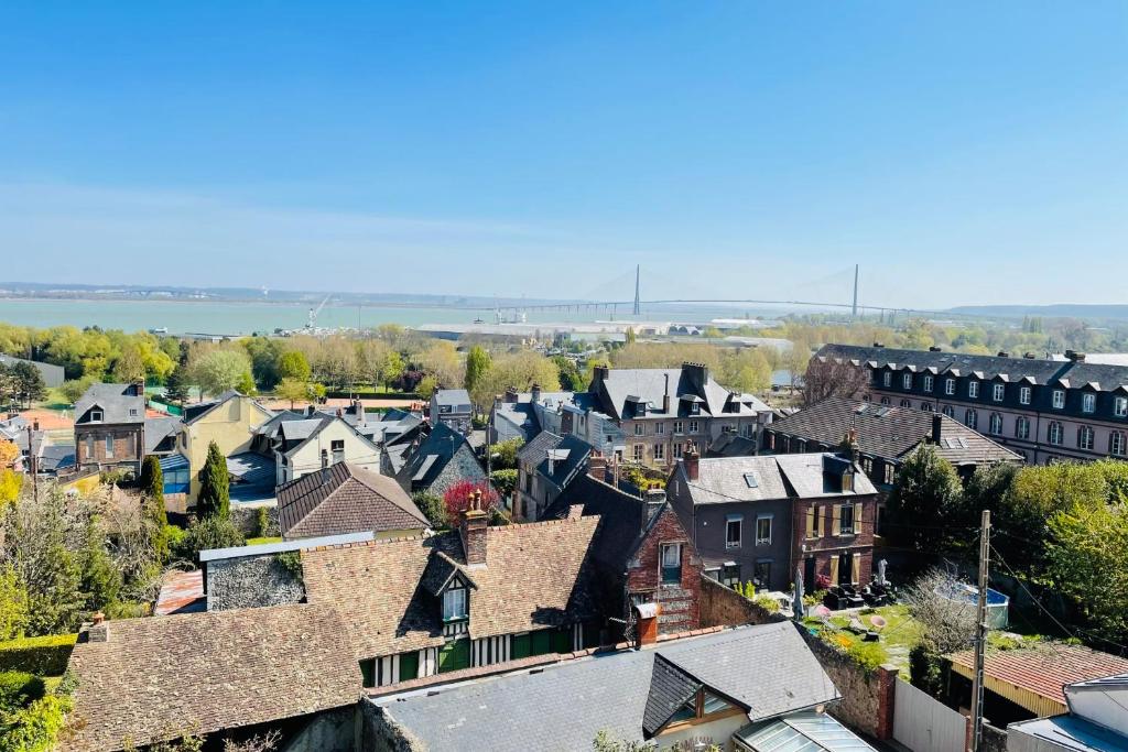 - une vue aérienne sur une ville avec des maisons dans l'établissement Vue Baie de Seine - Parking - Pont de Normandie, à Honfleur