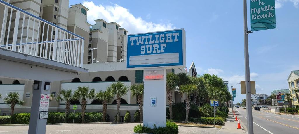 默特爾海灘的住宿－Oceanfront Twilight Surf Hotel，购物中心前的标志