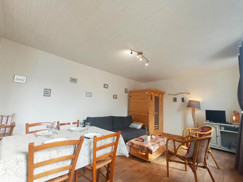 a living room with a bed and a couch at Au Pied Des Remparts in Saint-Valery-sur-Somme