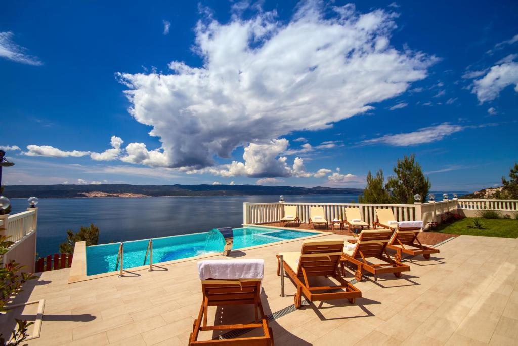 Villa MIRNA with heated pool & whirlpool, traditional wine bar, 150m from sea