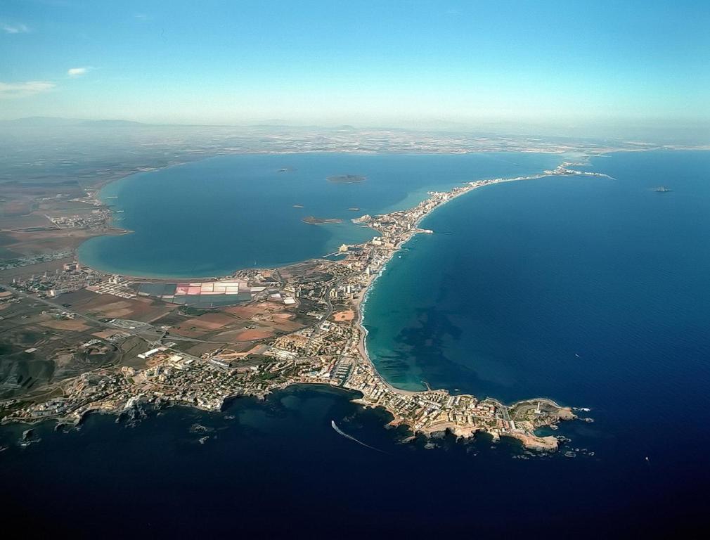 eine Luftansicht auf eine Stadt und einen Wasserkörper in der Unterkunft Apartamento Adan in Playa Honda