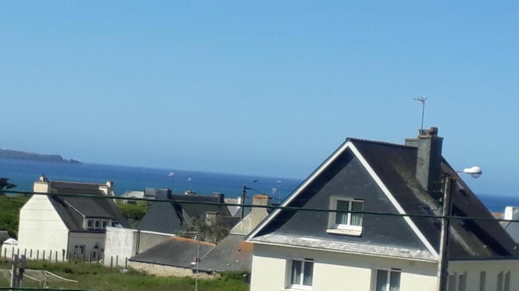 a view of a house with the ocean in the background at 3p-institut in Ploemeur