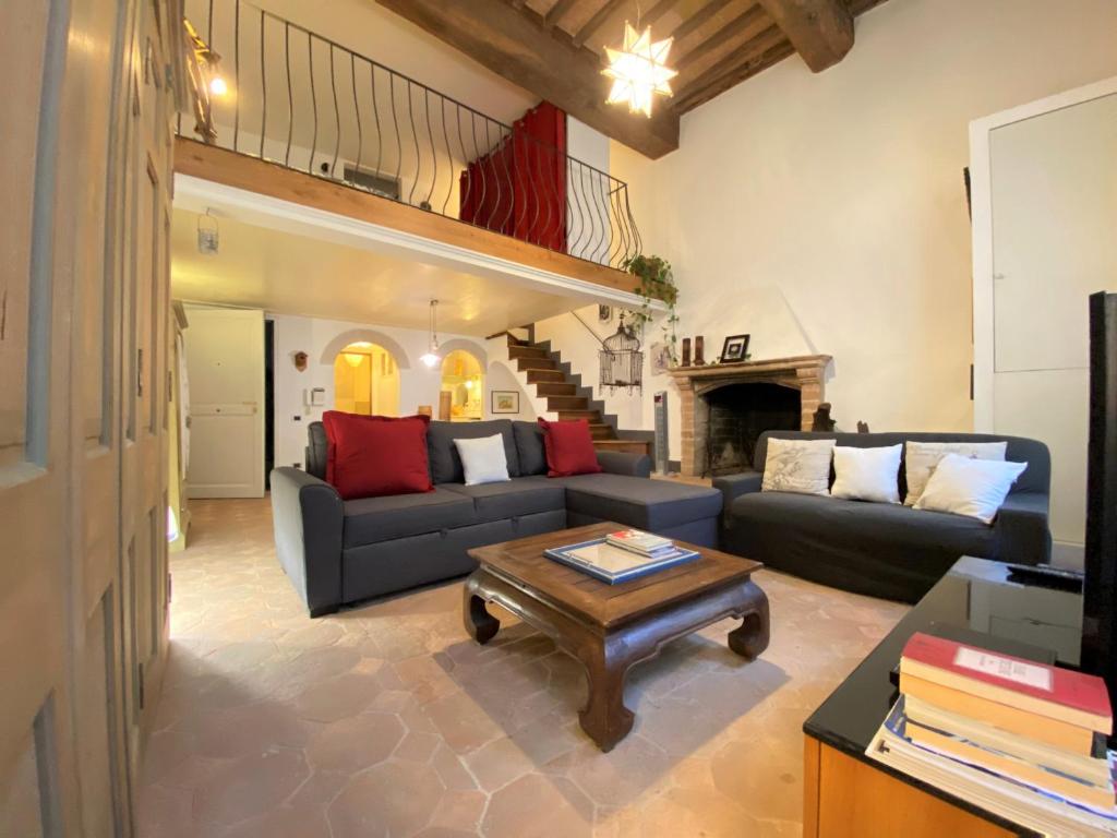 ein Wohnzimmer mit 2 Sofas und einem Couchtisch in der Unterkunft Gioielli Di Priori in Perugia