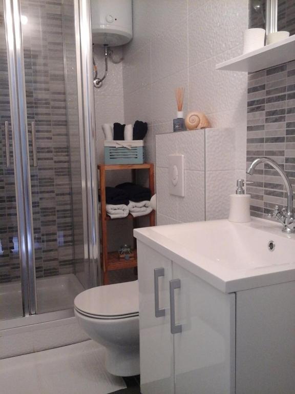Kúpeľňa v ubytovaní Studio Apartment in Hvar Town with Balcony, Air Conditioning, Wi-Fi, Dishwasher (4858-1)