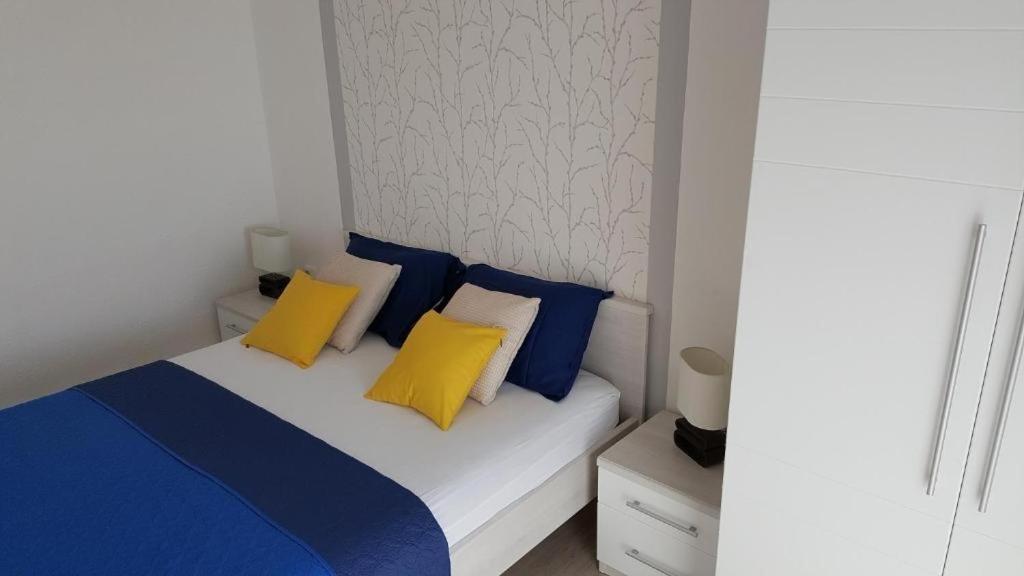 Posteľ alebo postele v izbe v ubytovaní Room in Hvar town with sea view, balcony, air conditioning, Wi-Fi (4858-5)