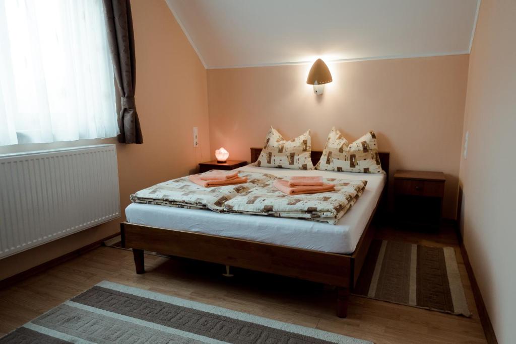 Nagy-Homoród Étterem és Panzió - Chambre Double Avec Lit Supplémentaire