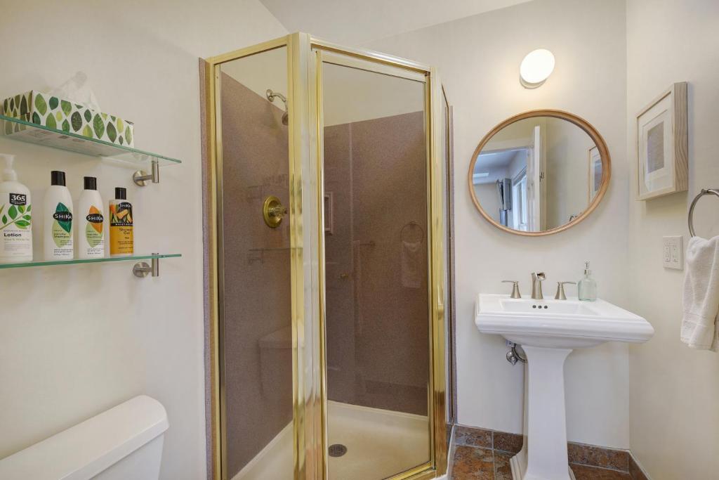 Ένα μπάνιο στο Boulder Guest House
