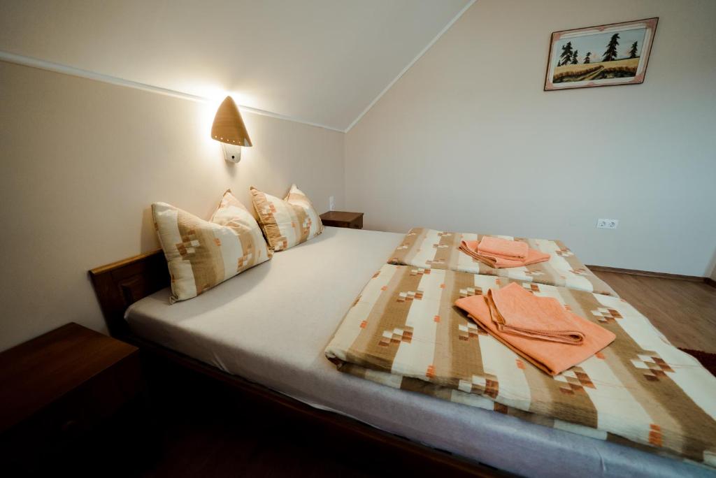 Nagy-Homoród Étterem és Panzió - Chambre Double Avec Lit Supplémentaire
