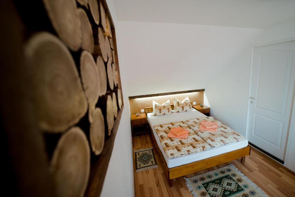 Nagy-Homoród Étterem és Panzió - Chambre Double Avec Salle De Bain Privée