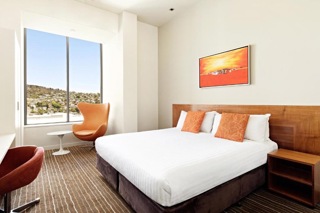 Postel nebo postele na pokoji v ubytování Mantra Charles Hotel