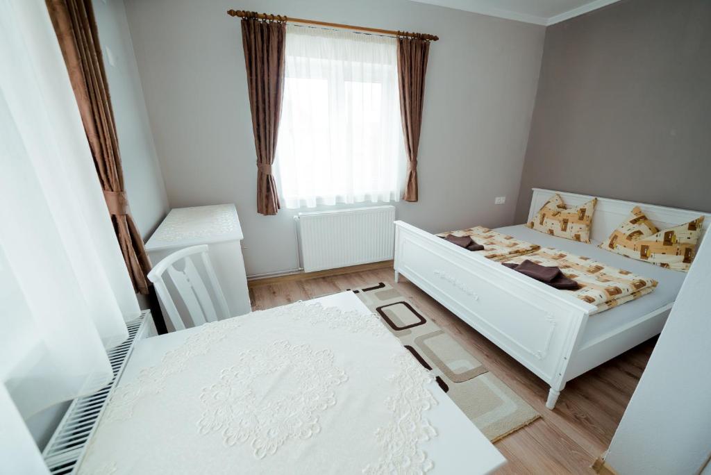 Nagy-Homoród Étterem és Panzió - Chambre Double Avec Salle De Bain Privée