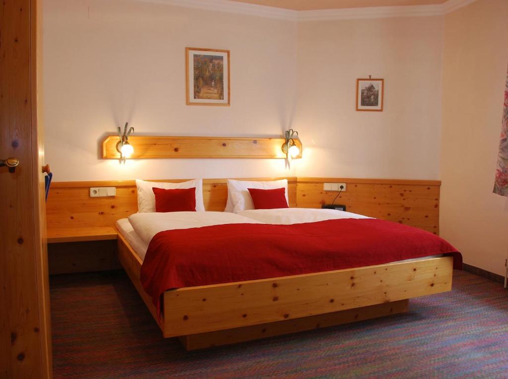 Postel nebo postele na pokoji v ubytování Dorf Hotel Grüner Baum
