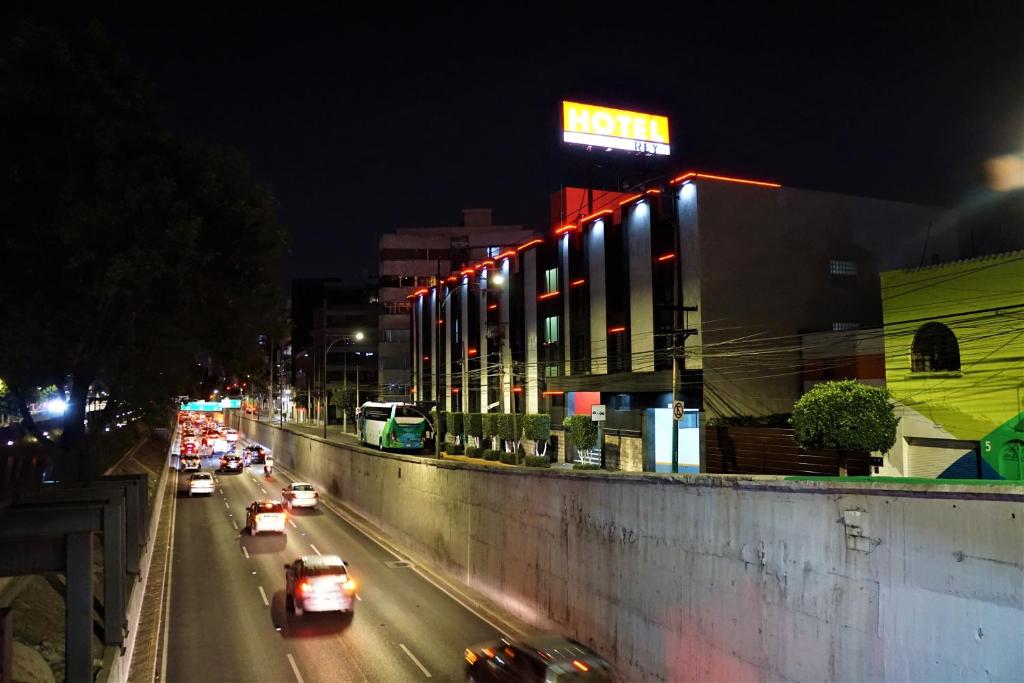 uitzicht op een straat met auto's bij Hotel Del Rey in Mexico-Stad
