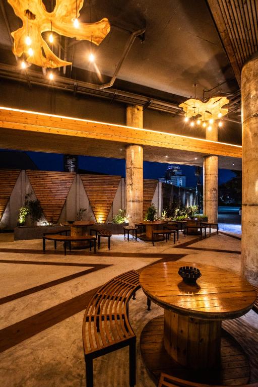 Um restaurante ou outro lugar para comer em EcoLoft Hotel - SHA Plus