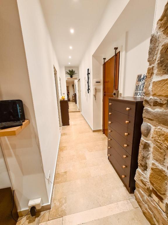 Foto dalla galleria di TheKeyStudio, TimeToLive with garden view in 1 min from sea a Bordighera