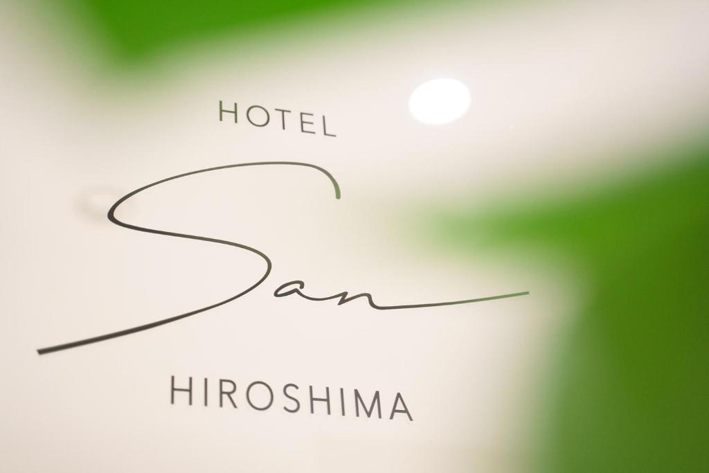een foto van een hotel met de woorden hirikimima bij Hotel San Hiroshima in Hiroshima