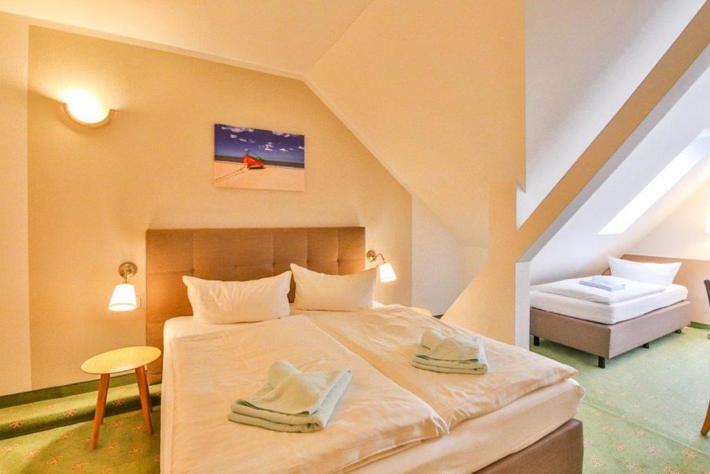 Postel nebo postele na pokoji v ubytování Hotel und Restaurant "Zur Zwiebel"