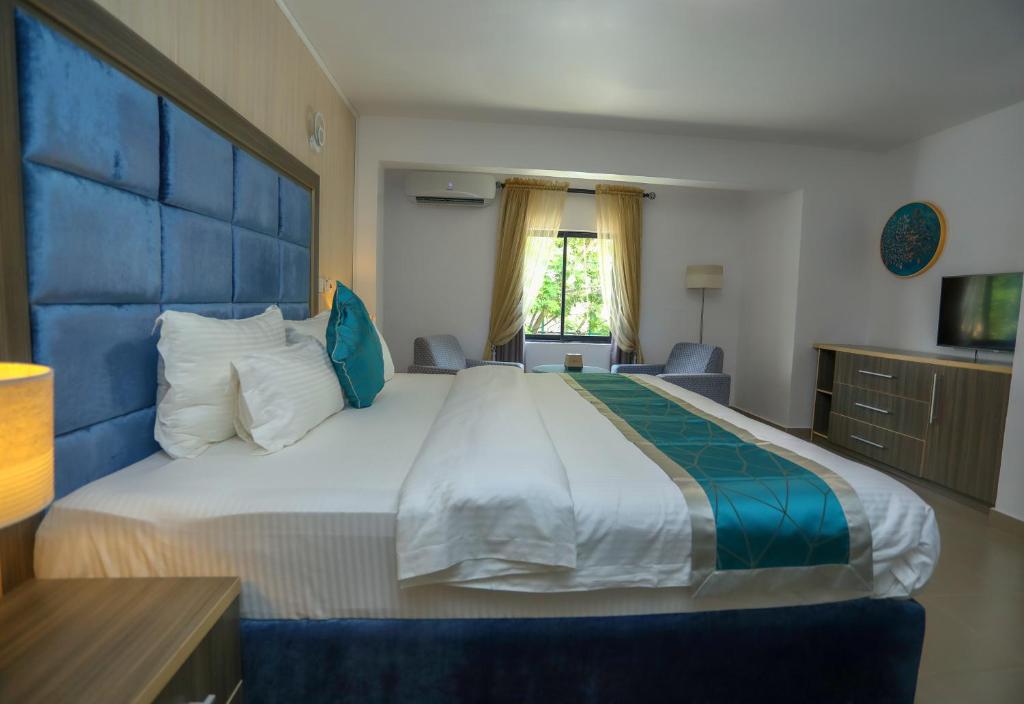 Ένα ή περισσότερα κρεβάτια σε δωμάτιο στο Riviera Suites