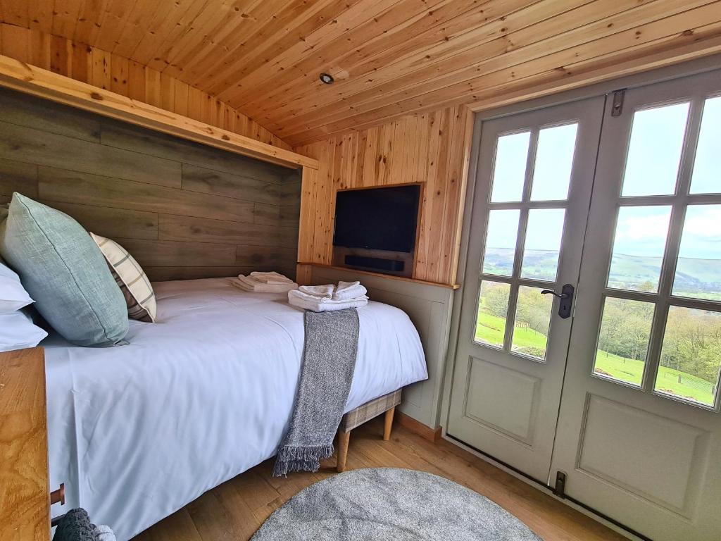 Postel nebo postele na pokoji v ubytování Peak District Shepherds Hut