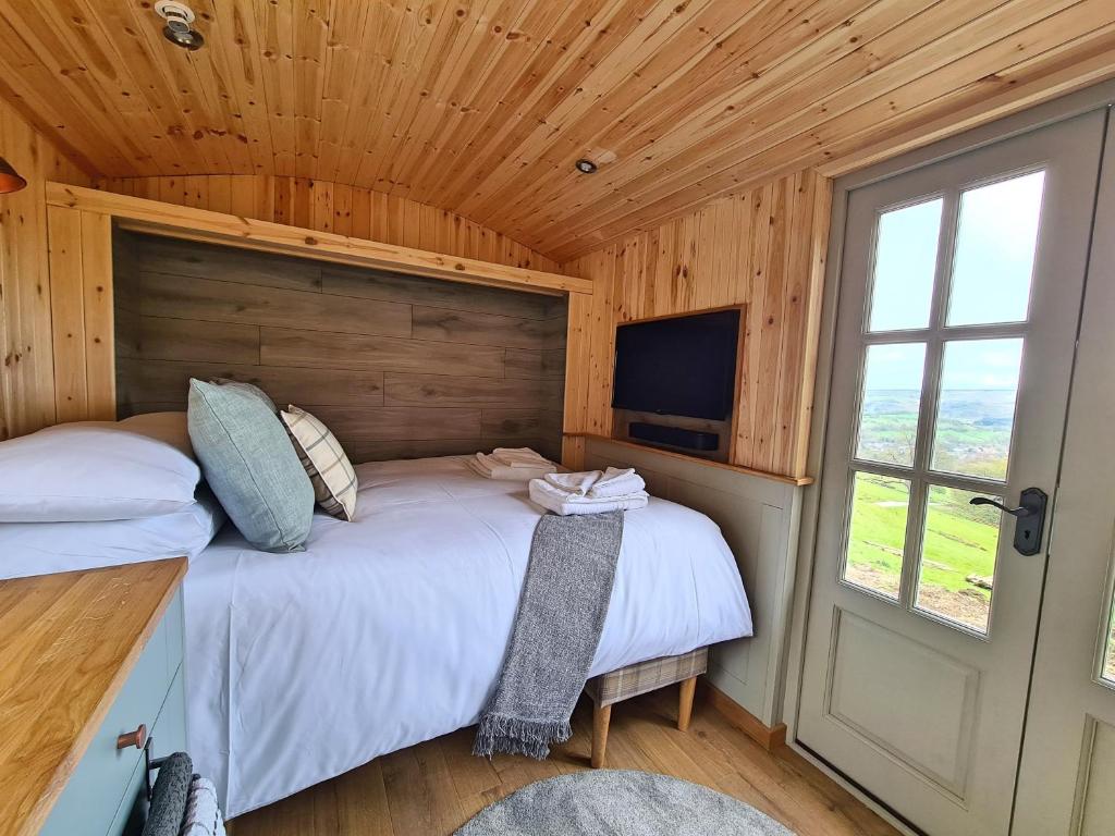 Postel nebo postele na pokoji v ubytování Peak District Shepherds Hut