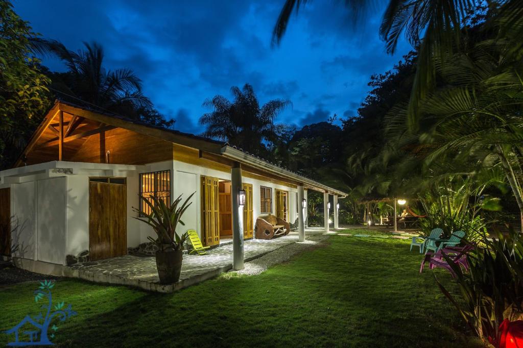 una casa con jardín por la noche en Our Beachfront Bungalow en Punta Uva