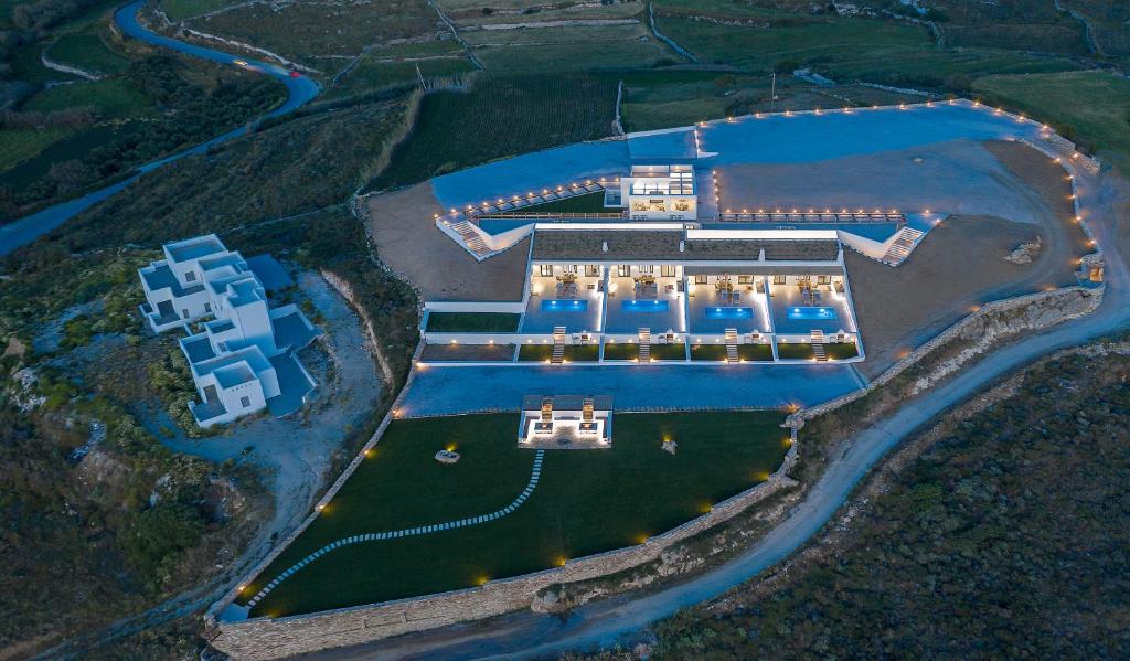 vista aerea di un edificio con piscina di La Grande Vue private villas a Vívlos