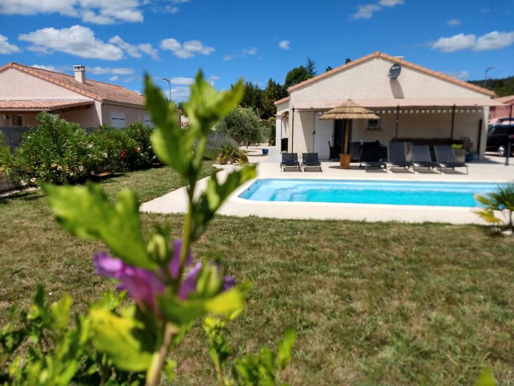 a house with a swimming pool in a yard at La Cigale - Pte des Gorges - Piscine privée chauffée in Vallon-Pont-dʼArc