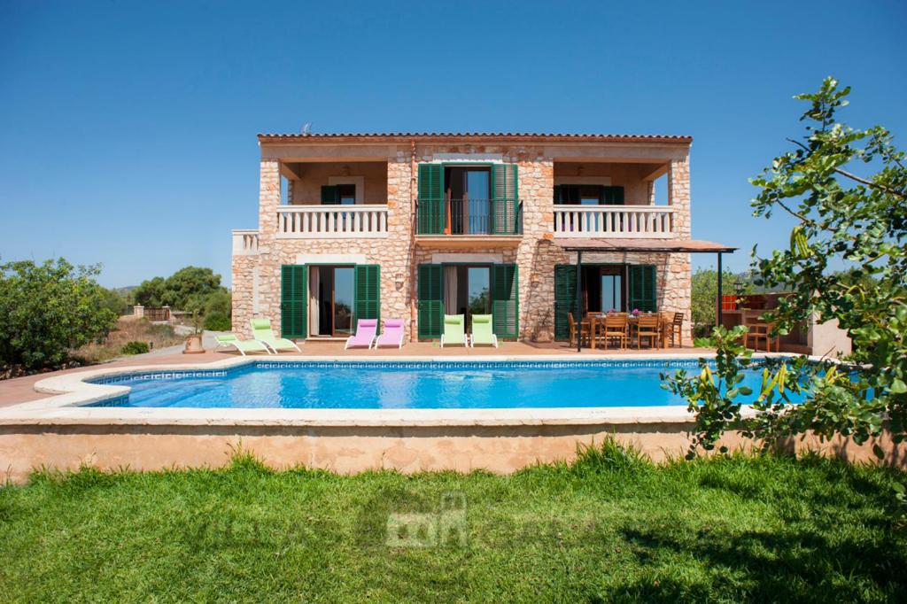 una imagen de una villa con piscina en Finca Verdal, en Alquería Blanca