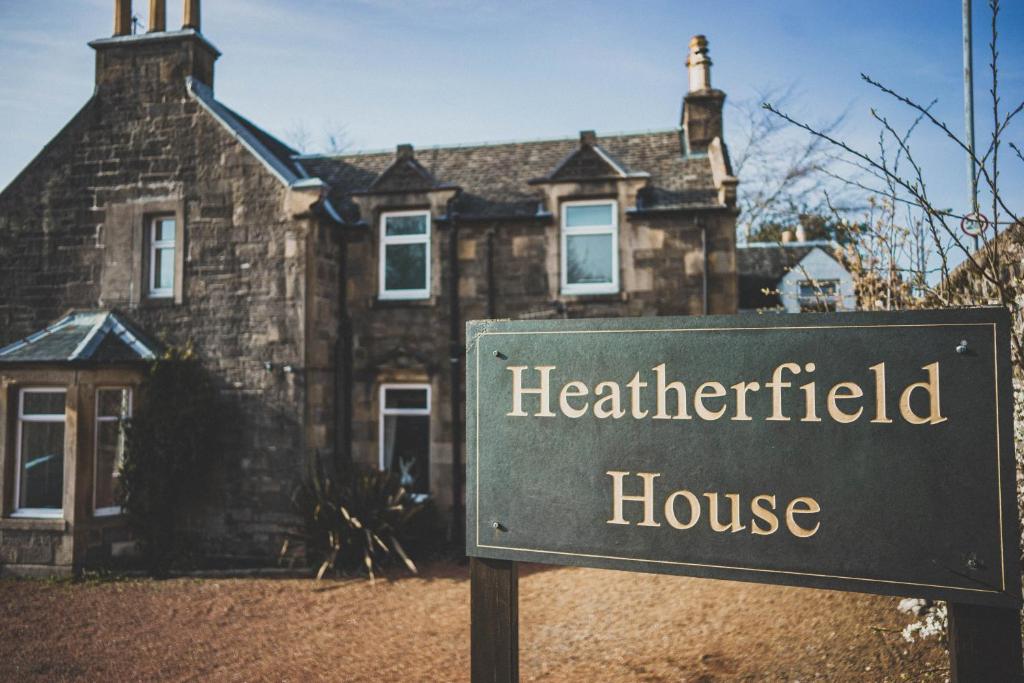 un cartel frente a la casa de Aethutherford en Heatherfield House, en Oban