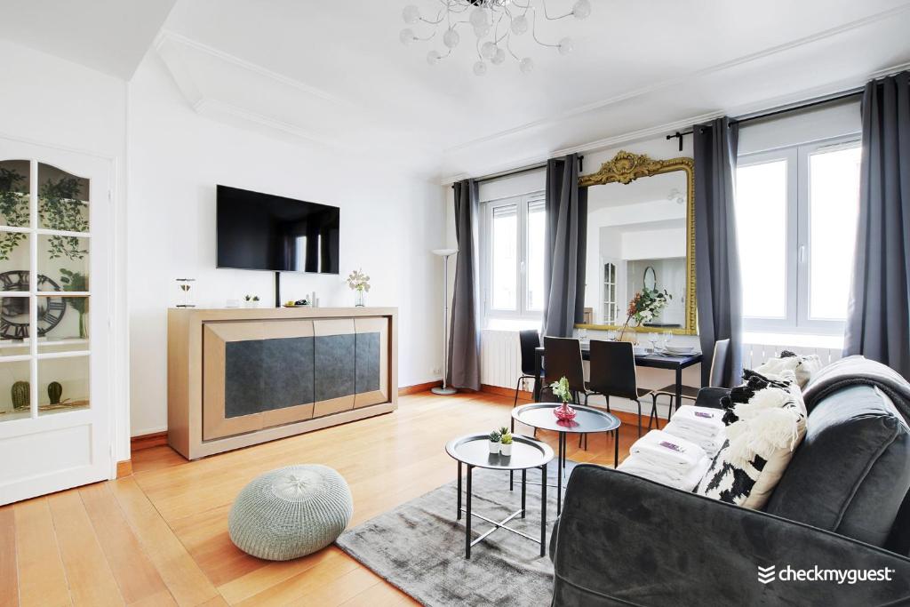 un salon avec un canapé et une télévision dans l'établissement Fancy apartment - 2BR-6P - Gare de l'Est, à Paris