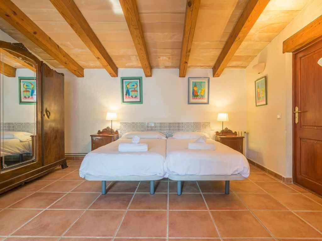 Postel nebo postele na pokoji v ubytování Finca Son Xona Alcina Vacation