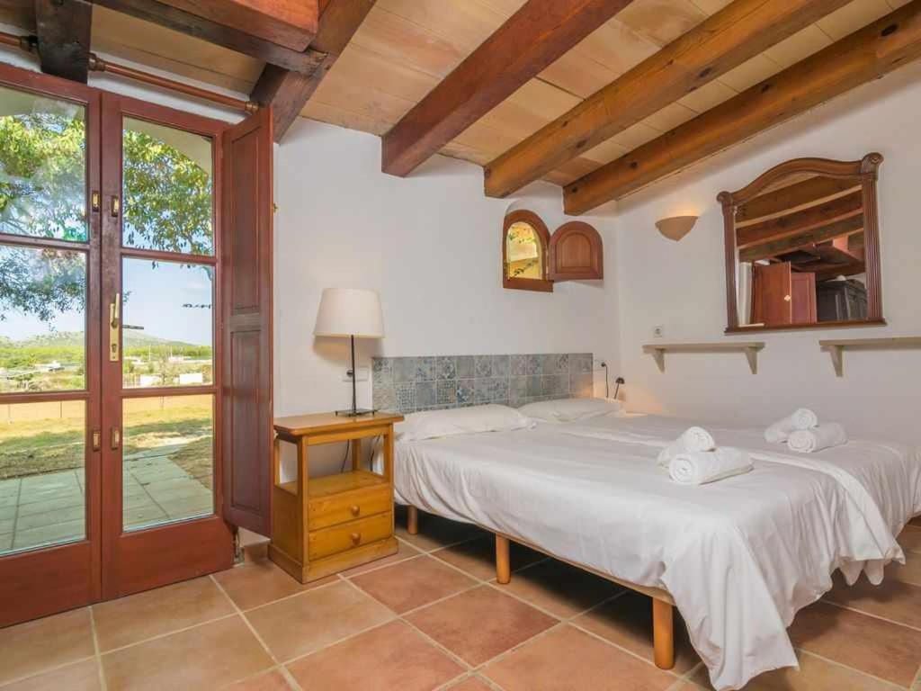 Postel nebo postele na pokoji v ubytování Finca Son Xona Alcina Vacation