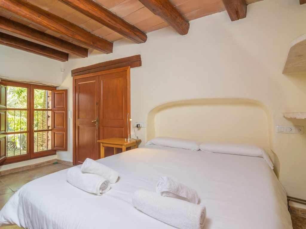 Postel nebo postele na pokoji v ubytování Finca Son Xona Alcina Vacation