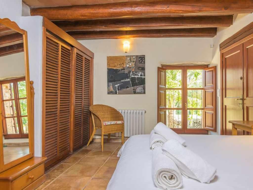 Postel nebo postele na pokoji v ubytování Finca Son Xona Alcina Vacation